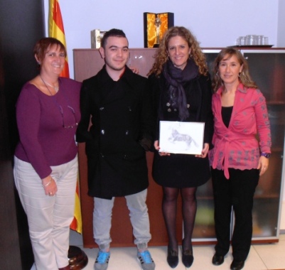 Imad fa entrega del seu quadre a la Direcció General d'Atenció a la Infància i l'Adolescència de la Generalitat